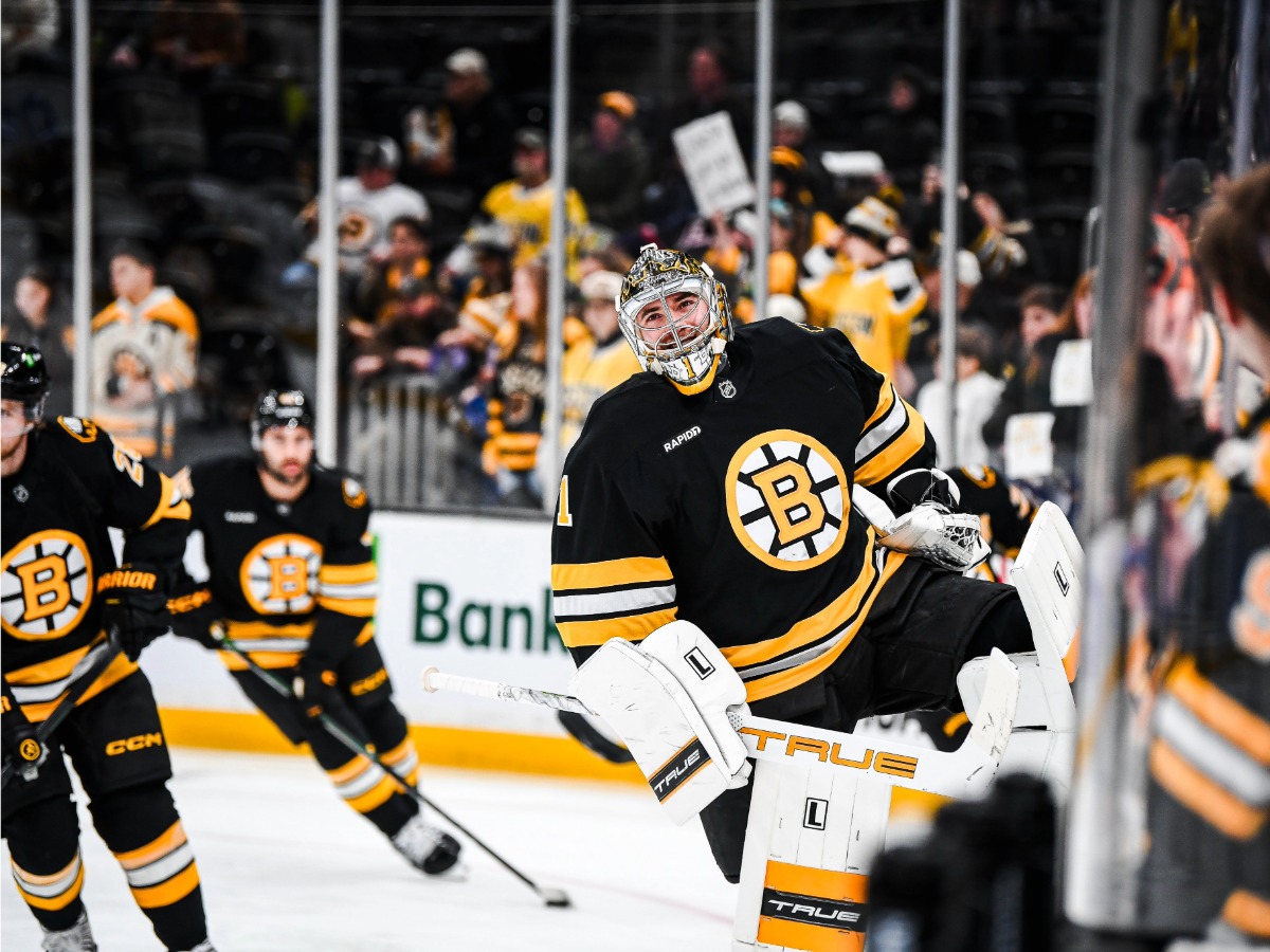 El portero Jeremy Swayman (#1) de los Boston Bruins celebra con una sonrisa durante el partido contra Predators en 2026.