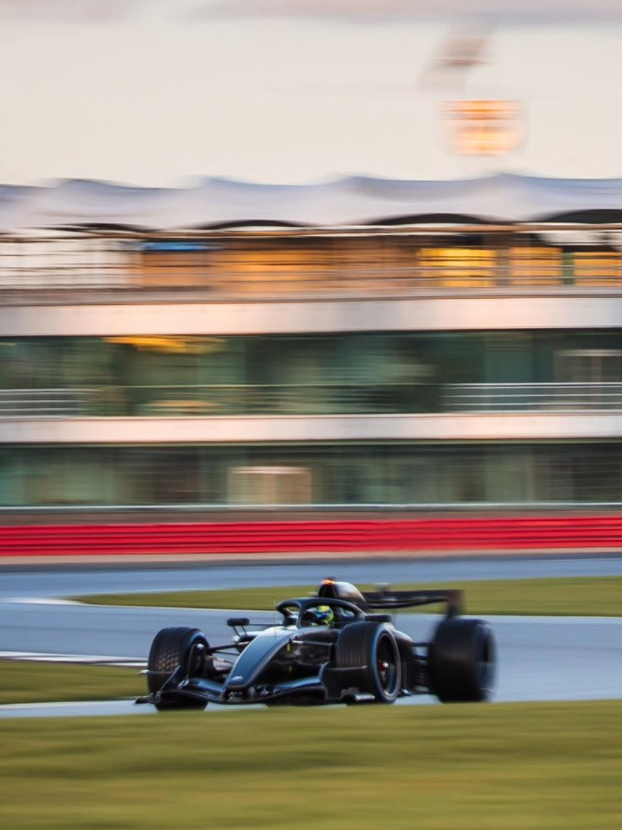 Monoplaza Cadillac F1 negro en plena acción durante el filming day en Silverstone con Checo Pérez al volante 2026