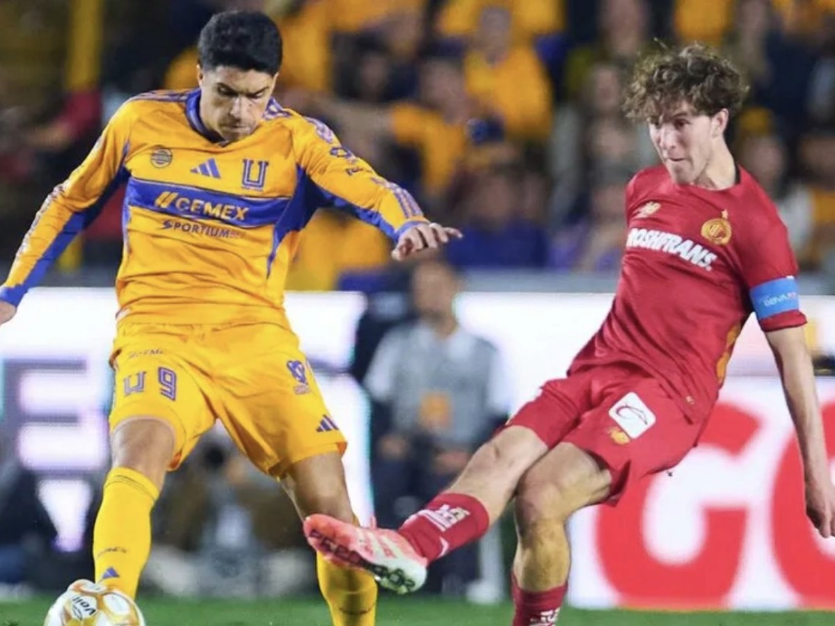 Jugador de Tigres disputa el balón con futbolista de Toluca la final del Apertura 2025 de la Liga BBVA MX.