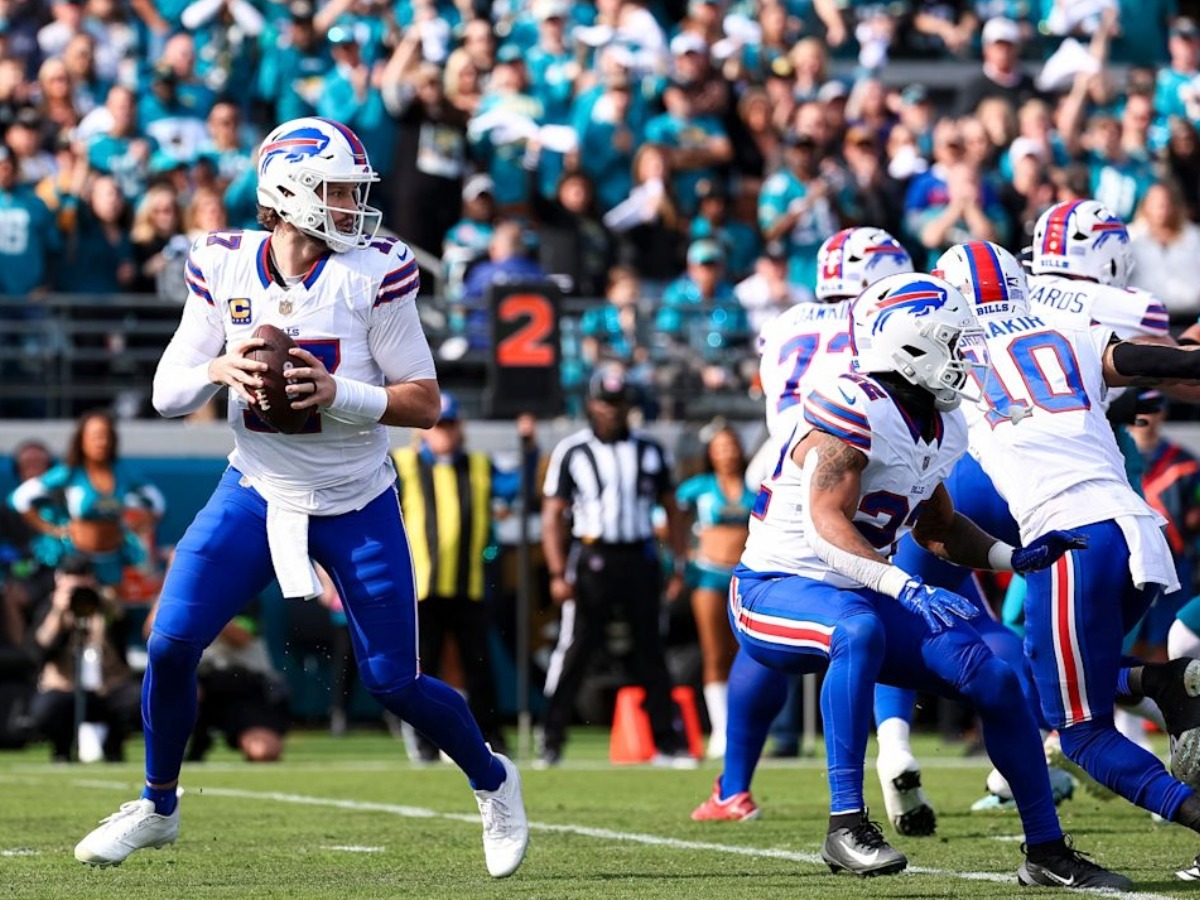 Josh Allen, quarterback de los Buffalo Bills, prepara el pase durante la Ronda Divisional de la NFL rumbo al Super Bowl LX.