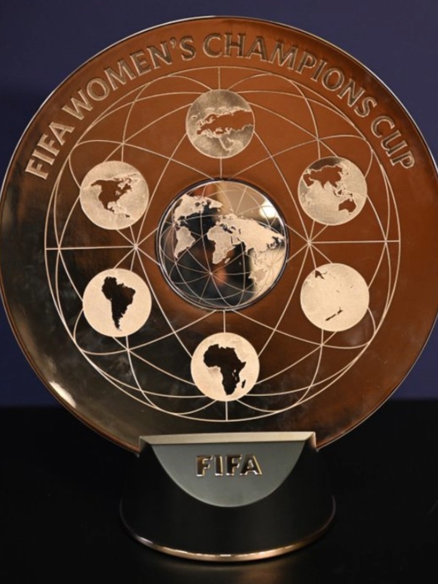 Primer plano del trofeo oficial de la FIFA Women's Champions Cup sobre un pedestal en 2026.