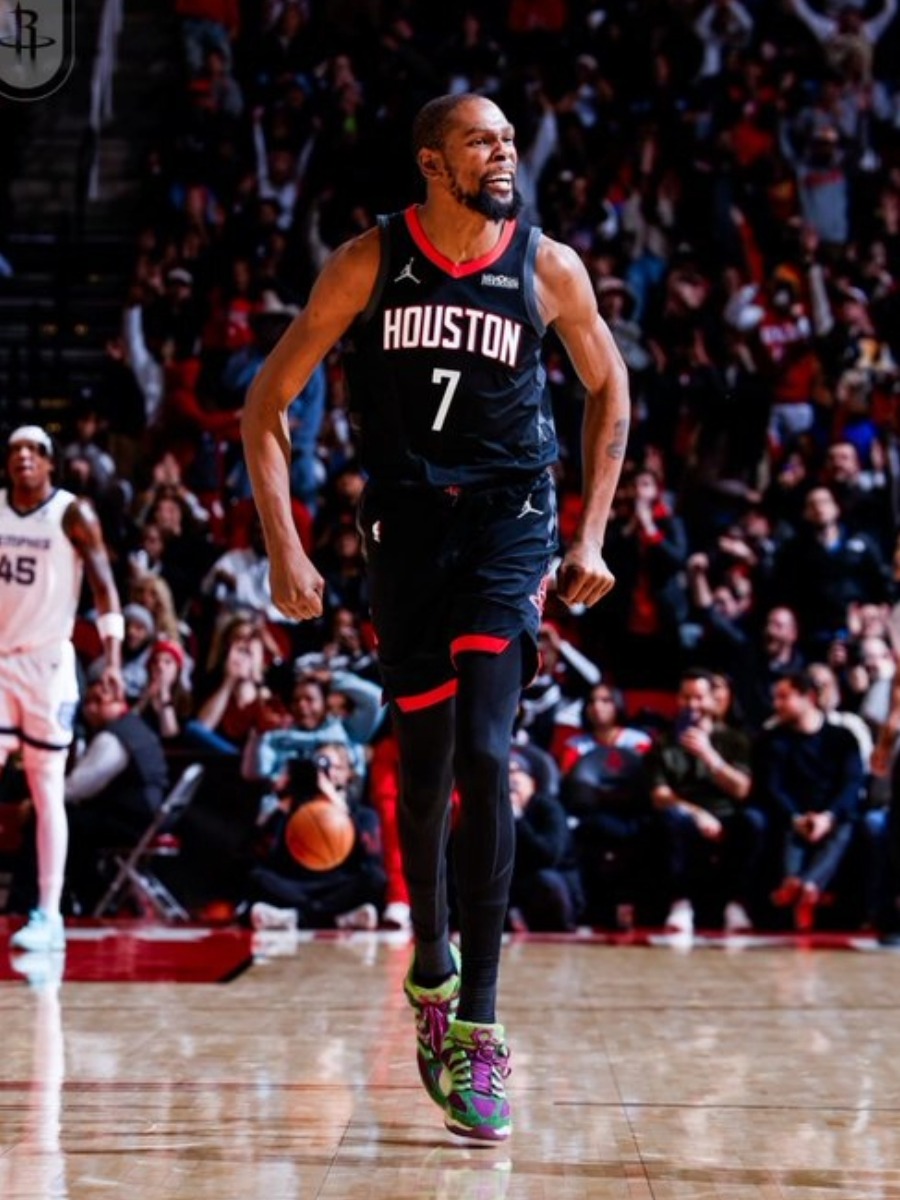 Kevin Durant (#7) celebra con intensidad durante el triunfo de los Houston Rockets ante Memphis Grizzlies en 2026.