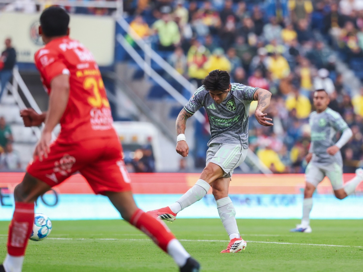 Víctor Dávila del Club América realiza un potente disparo a portería ante la marca del Necaxa en 2026.