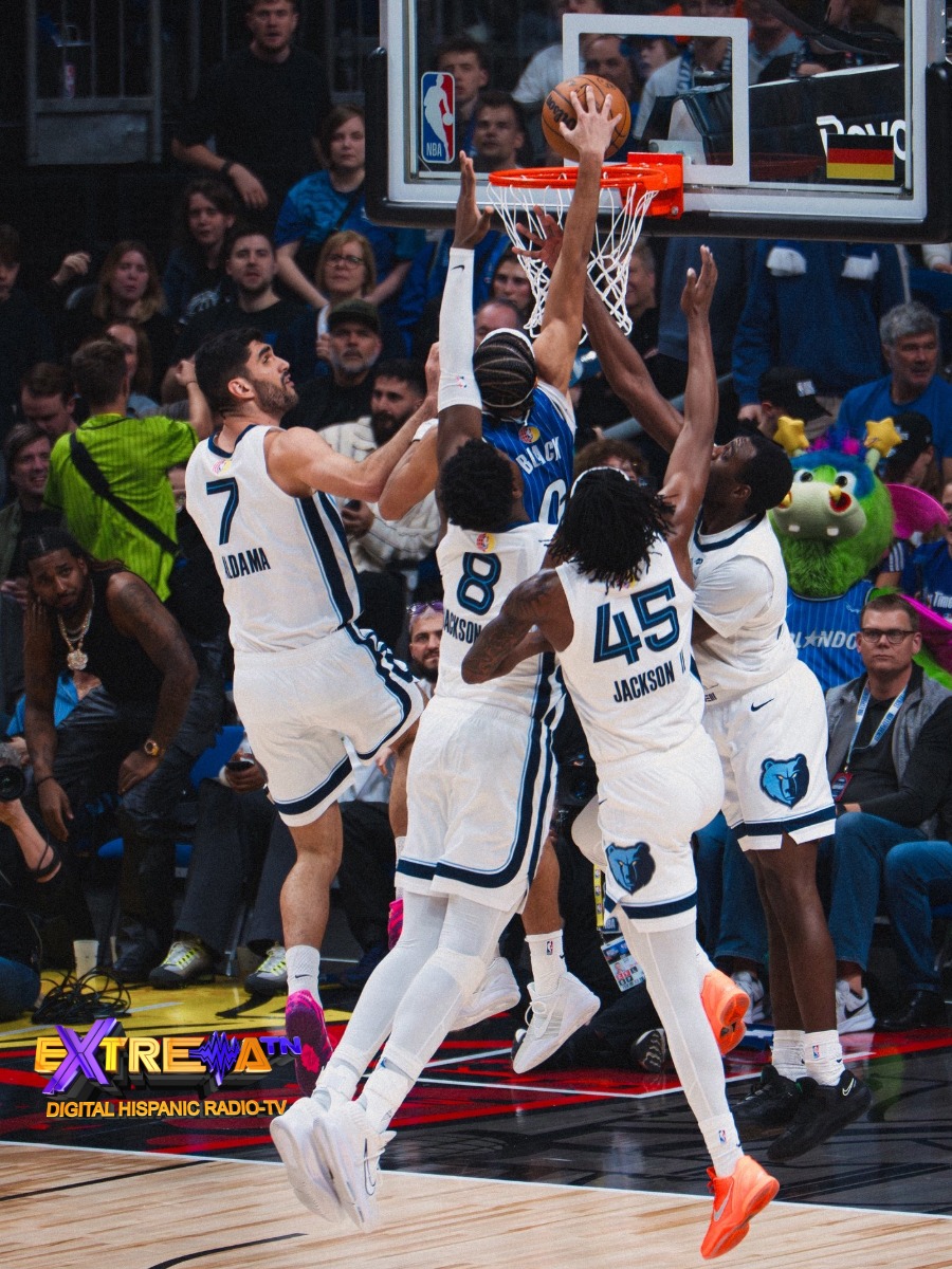 Jaren Jackson Jr. y defensores de Grizzlies en disputa aérea contra Anthony Black de Magic durante el juego NBA en Berlín 2026