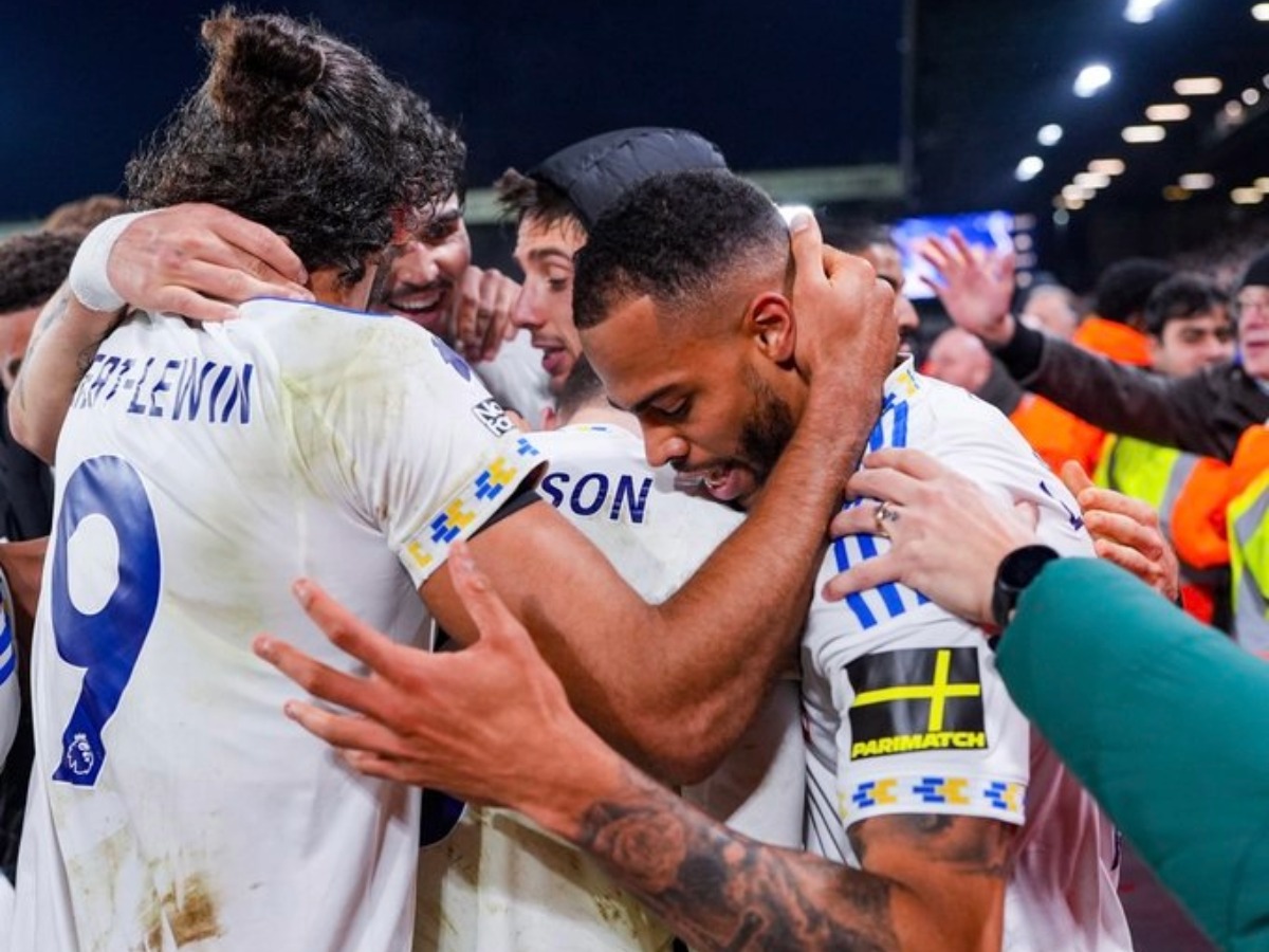 Leeds United celebra victoria 1-0 ante Fulham con abrazos de equipo en Elland Road