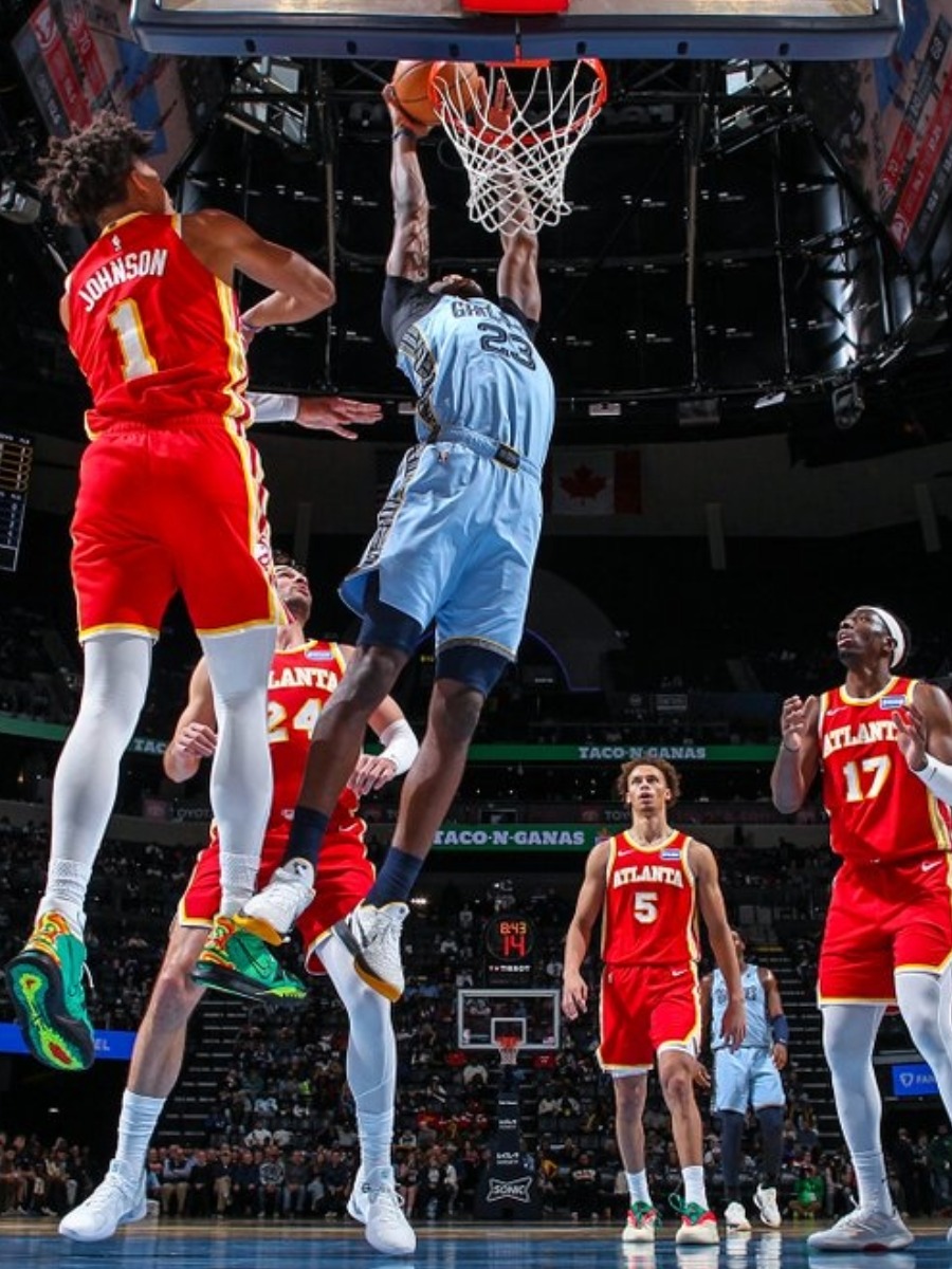 Cedric Coward de Memphis Grizzlies ejecuta dunk dominante ante mirada atónita de Atlanta Hawks en FedExForum enero 2026