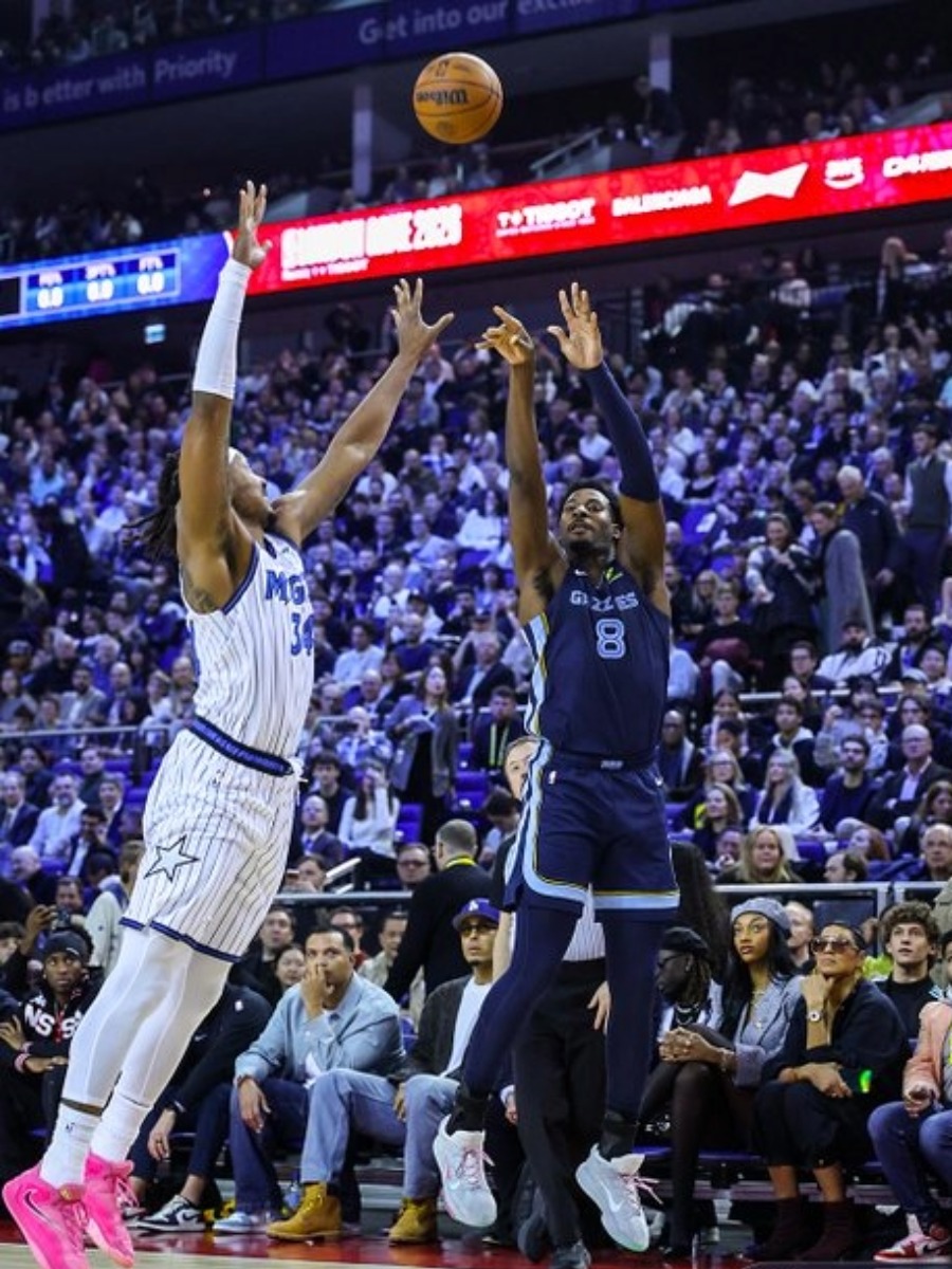 Jaren Jackson Jr lanza tiro en suspensión clave ante Orlando Magic en NBA London Game 2026 para victoria 126-109
