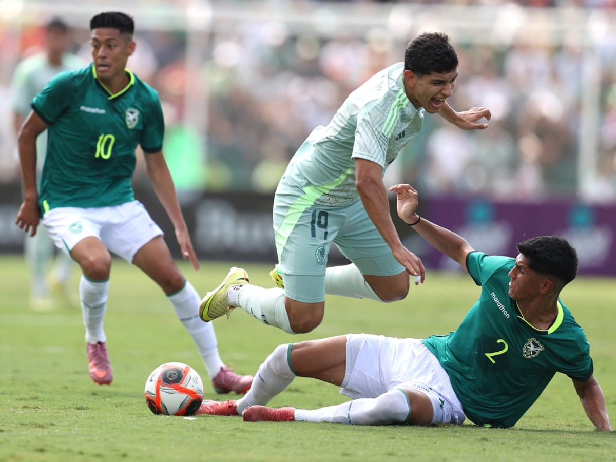 Acción de juego intensa entre la Selección Mexicana y Bolivia en la altitud de Santa Cruz.