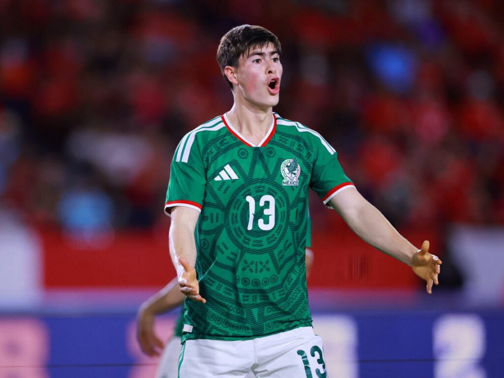 Armando "La Hormiga" González (#13) celebra con euforia su anotación con la Selección Mexicana en 2026.