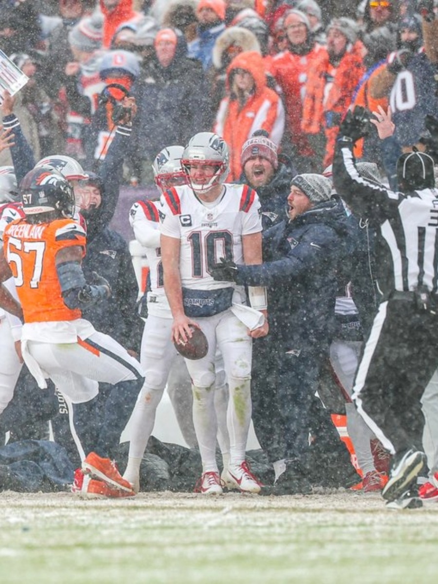 Drake Maye (#10) celebra bajo la nieve la victoria de los Patriots ante Broncos en la Final de la AFC 2026.