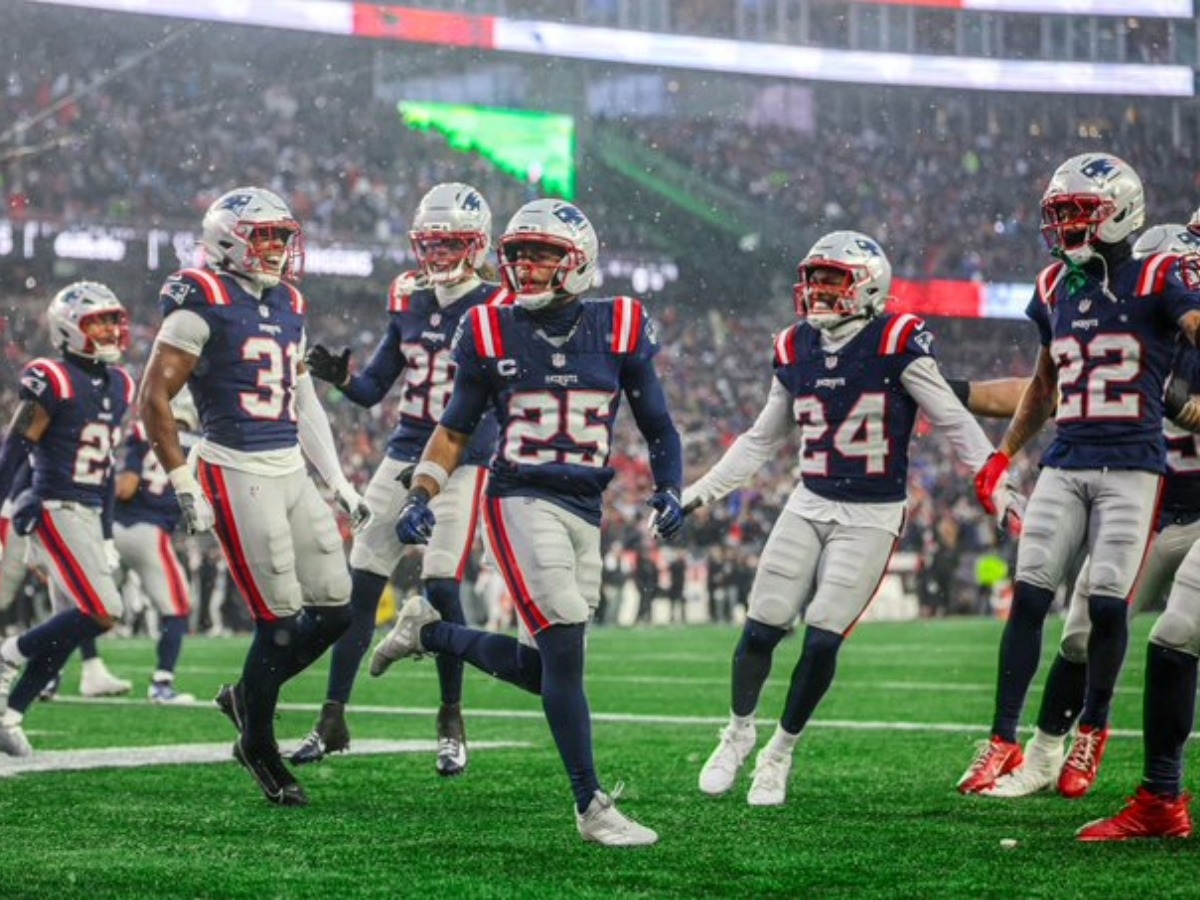 Celebración de New England Patriots tras victoria 28-16 sobre Houston Texans en nieve para avanzar a AFC Championship 2026