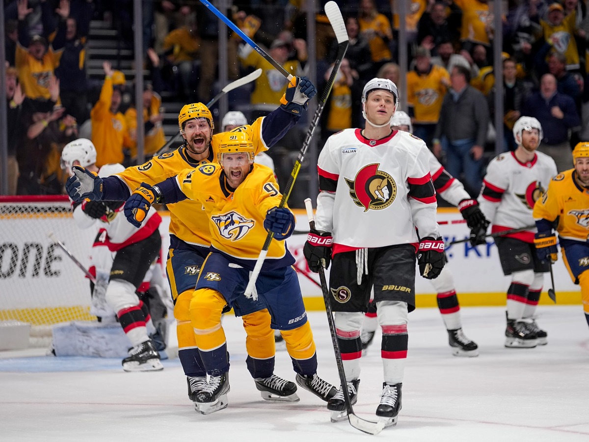 Steven Stamkos celebra su tercer gol (hat-trick) ante Ottawa Senators en 2026.