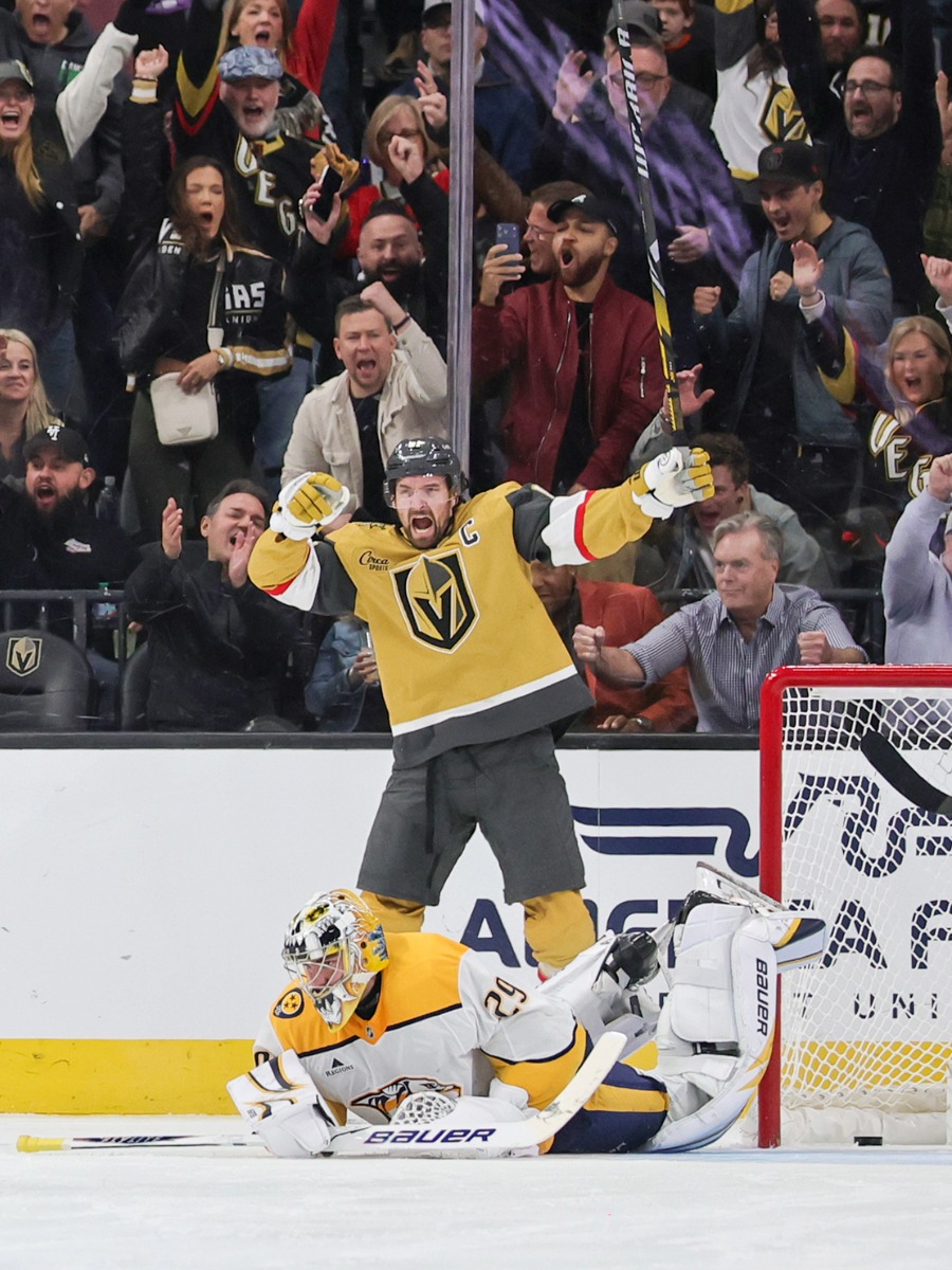 Celebración de victoria de Vegas Golden Knights tras gol ante Nashville Predators en goleada 7-2