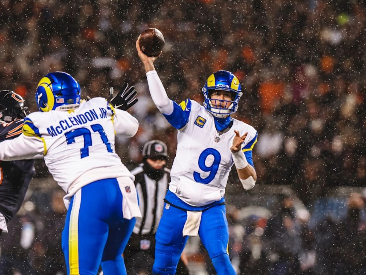 Matthew Stafford de Los Angeles Rams lanza en jugada clave bajo nieve para victoria 20-17 en overtime sobre Chicago Bears y avance a NFC Championship 2026