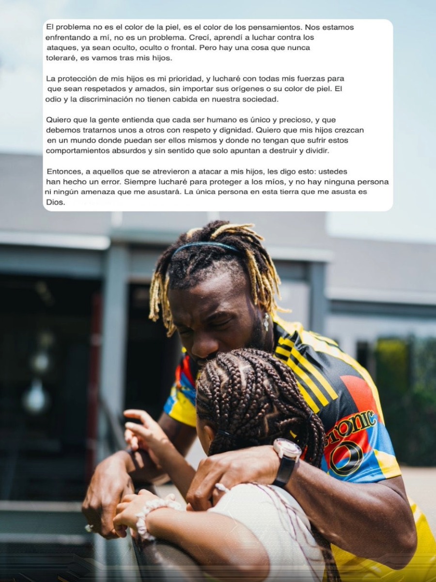 Allan Saint-Maximin abraza a su hija frente a un comunicado que denuncia ataques racistas en el fútbol mexicano.