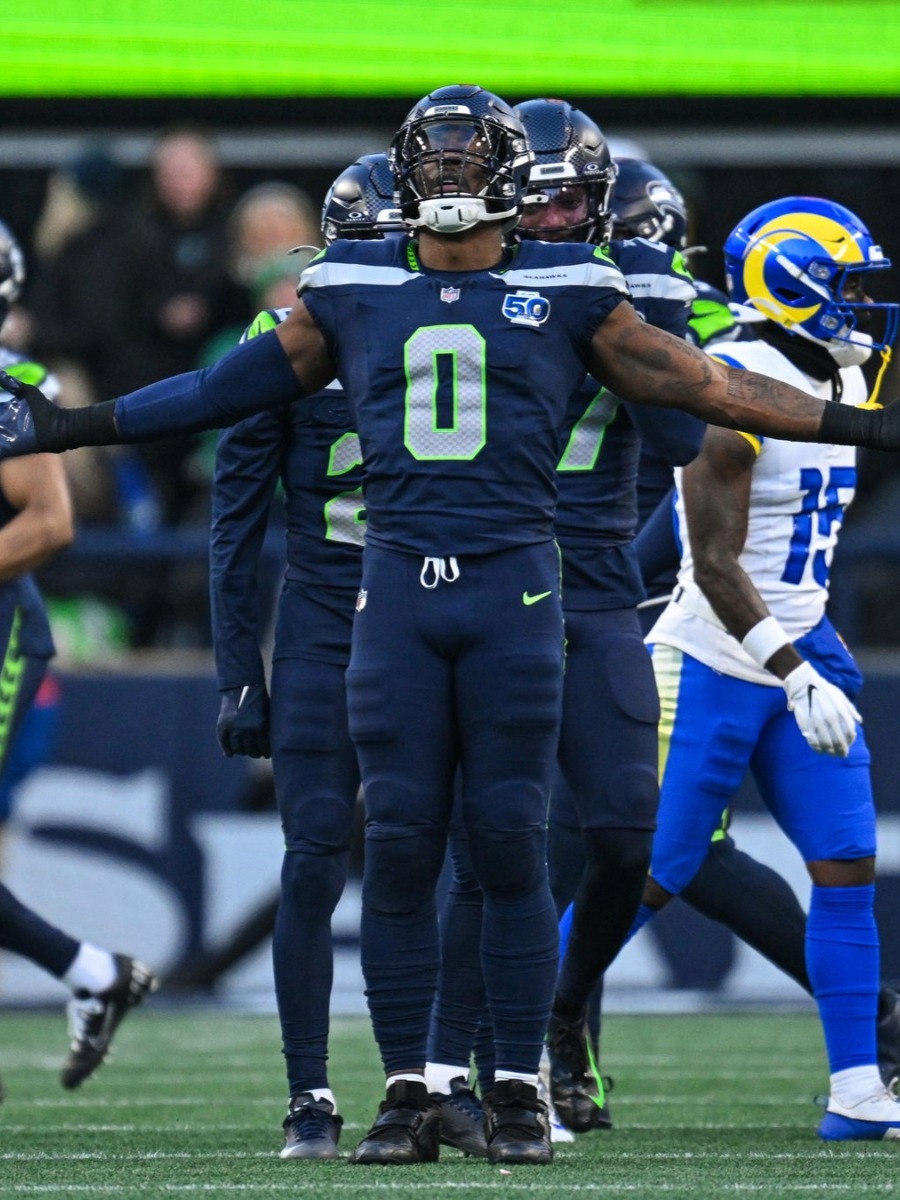 Dre'Mont Jones (#0) de los Seahawks celebra con los brazos abiertos la victoria ante los Rams en la Final de la NFC 2026.