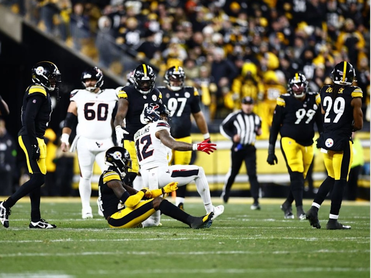 La defensa de los Houston Texans presiona a los Pittsburgh Steelers durante el Wild Card de la NFL 2026 en el Acrisure Stadium