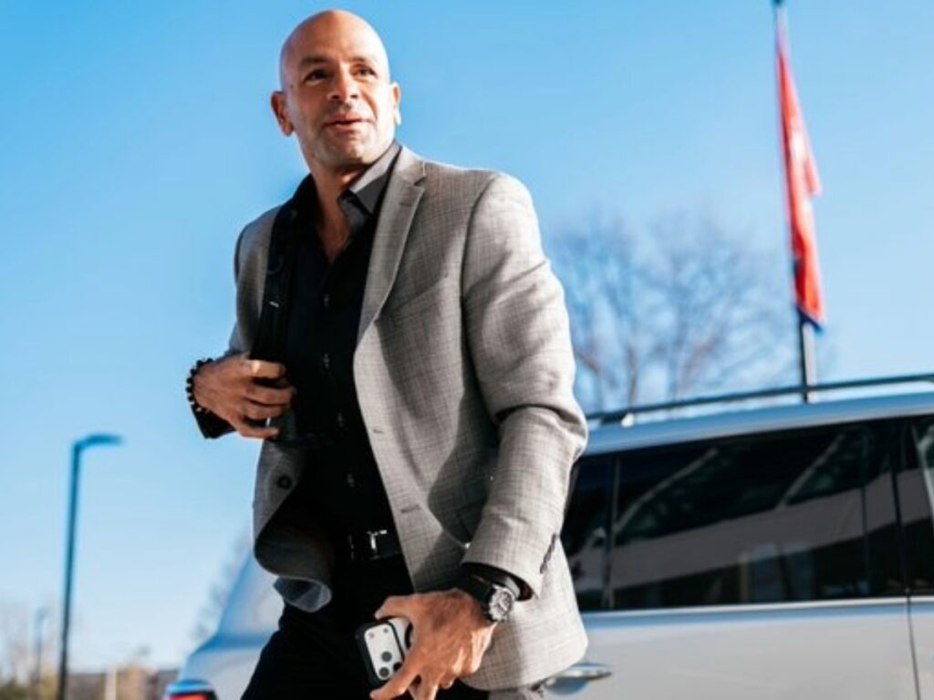 Saleh llega a las instalaciones de Tennessee Titans como nuevo Head Coach en 2026.