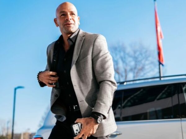 Saleh llega a las instalaciones de Tennessee Titans como nuevo Head Coach en 2026.