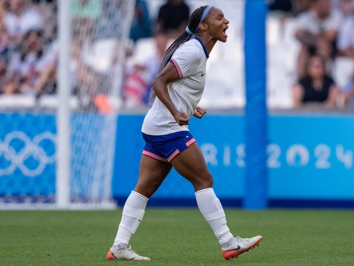 Crystal Dunn de la USWNT celebra con un grito de euforia durante un partido olímpico.