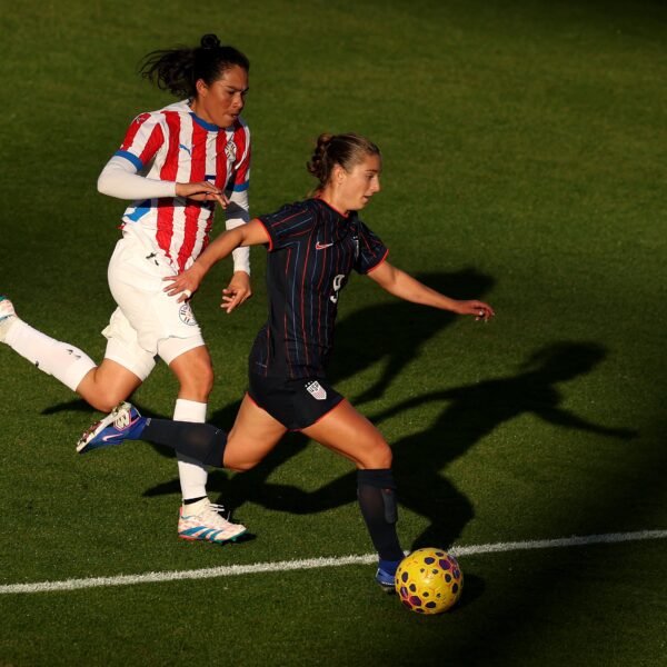 Ally Sentnor (9) de la USWNT controla el balón en el duelo ofensivo ante Paraguay en 2026.