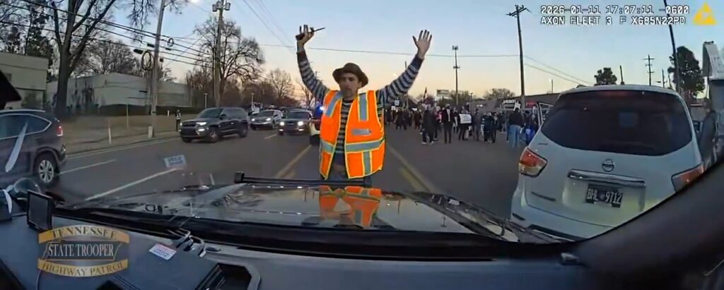 Captura del video difundido en redes sobre incidente con patrulla estatal en Memphis