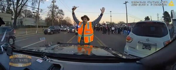 Captura del video difundido en redes sobre incidente con patrulla estatal en Memphis