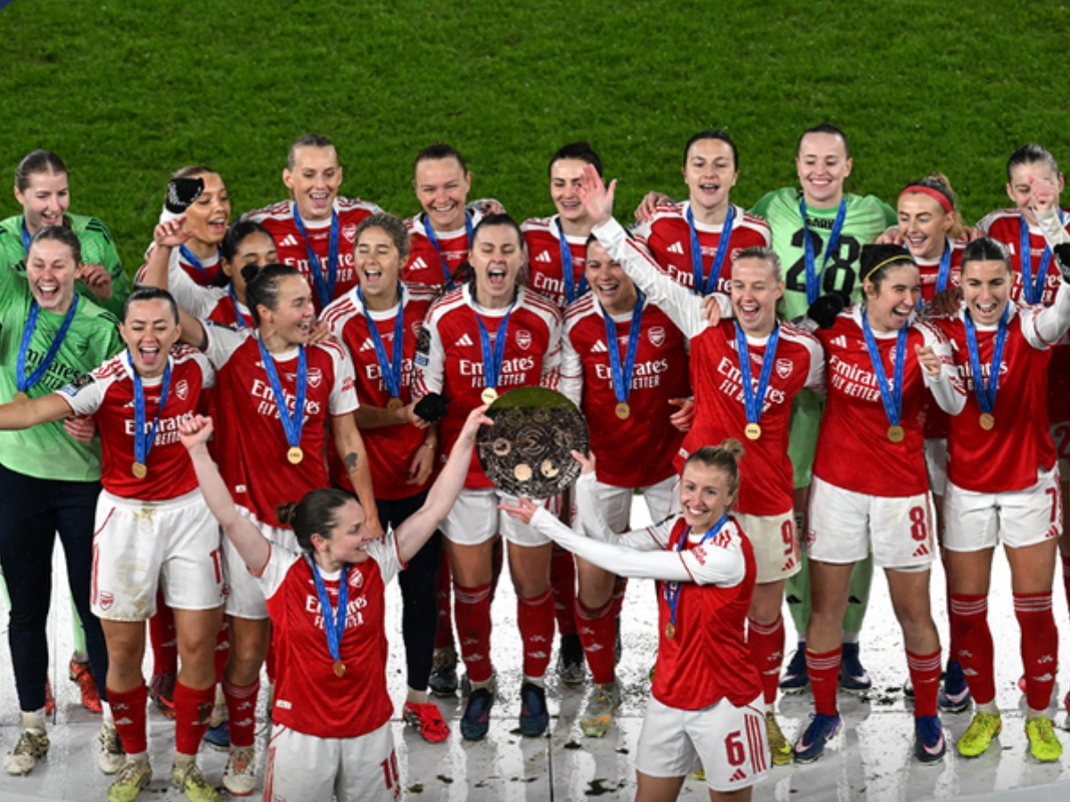 Plantilla del Arsenal Women celebrando con el trofeo de la FIFA Women's Champions Cup en Londres.