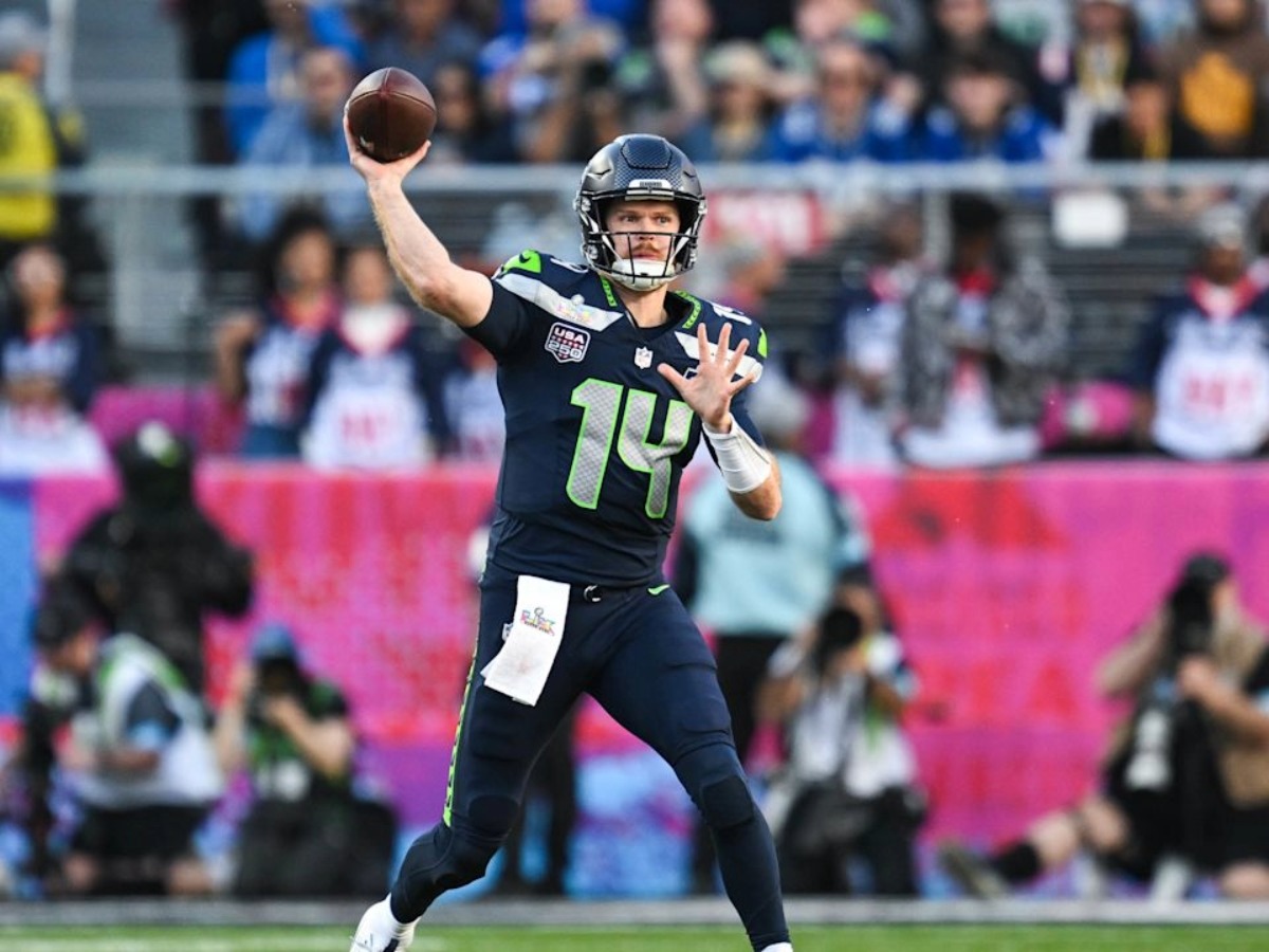Sam Darnold (#14) de los Seattle Seahawks lanza un pase durante el Super Bowl LX en el Levi's Stadium.