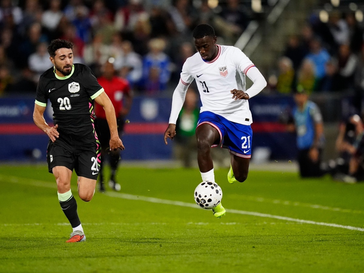 Timothy Weah (#21) del USMNT conduce el balón a máxima velocidad durante un partido en 2026.