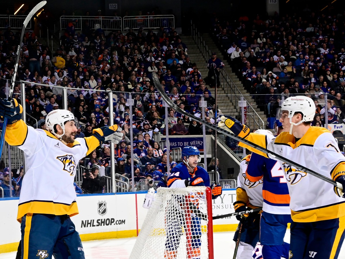 Jugadores de los Predators celebran el gol histórico de Roman Josi ante los Islanders.