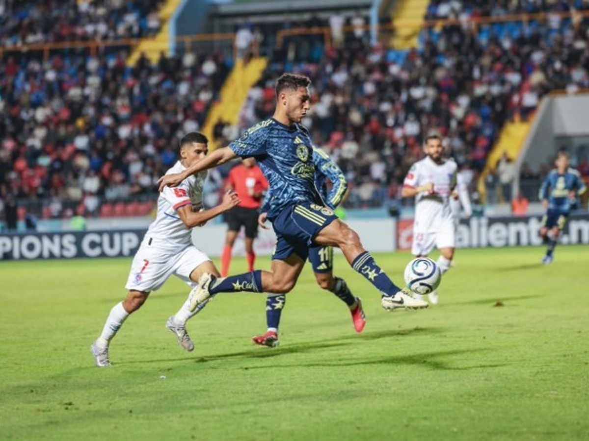 Sebastián Cáceres del Club América realiza un potente disparo durante el partido en Tegucigalpa en 2026.