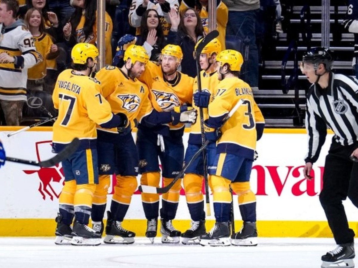 Jugadores de los Nashville Predators se abrazan tras anotar un gol en el Bridgestone Arena.