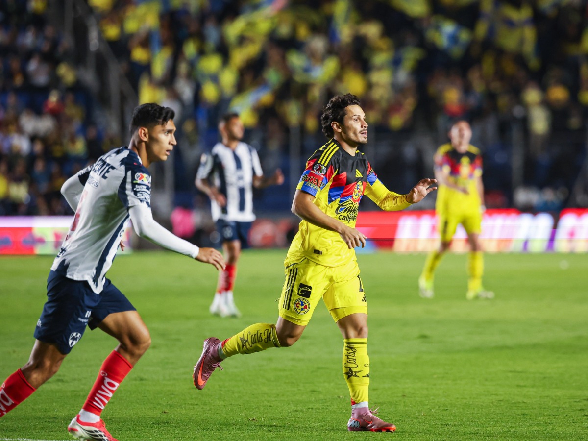 El mediocampista Raphael Veiga en su debut con el Club América durante el partido ante Monterrey.