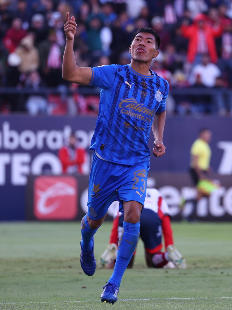 Daniel Aguirre de las Chivas celebra con el dedo señalando al cielo tras anotar ante el Atlético de San Luis.