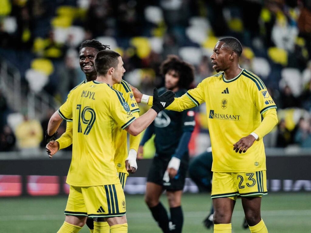 Alex Muyl, Jordan Knight y Woobens Pacius celebran uno de los goles de Nashville SC en la goleada 5-0 sobre el Atlético Ottawa en GEODIS Park por la Concacaf Champions Cup 2026