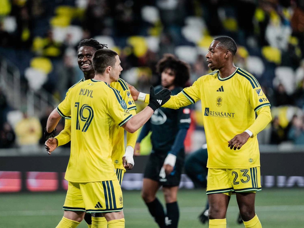 Alex Muyl, Jordan Knight y Woobens Pacius celebran uno de los goles de Nashville SC en la goleada 5-0 sobre el Atlético Ottawa en GEODIS Park por la Concacaf Champions Cup 2026