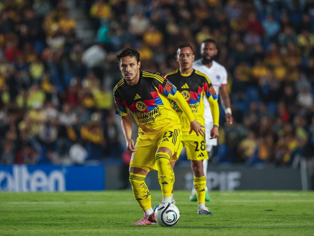 Raphael Veiga (#23) del Club América controla el balón durante el partido de vuelta ante CD Olimpia.