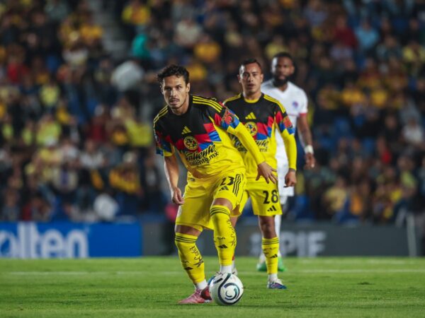 Raphael Veiga (#23) del Club América controla el balón durante el partido de vuelta ante CD Olimpia.