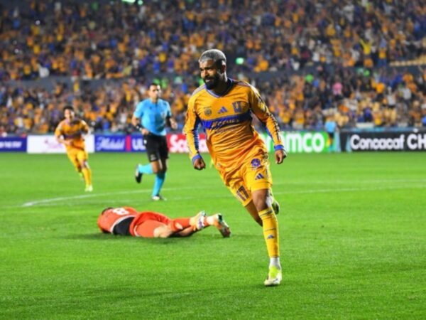 El delantero Rodrigo Aguirre (#17) celebra su primer gol con Tigres UANL ante Forge FC en el Estadio Universitario.