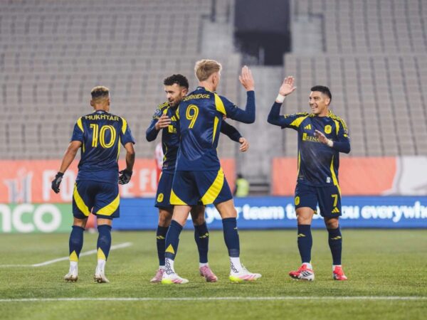 Sam Surridge (#9) de Nashville SC es abrazado por sus compañeros tras anotar el 0-2 definitivo ante Atlético Ottawa en el tiempo añadido.