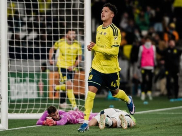Warren Madrigal celebra su gol ante New England Revolution en GEODIS Park durante el 4-1 de Nashville SC en la Jornada 1 del MLS 2026