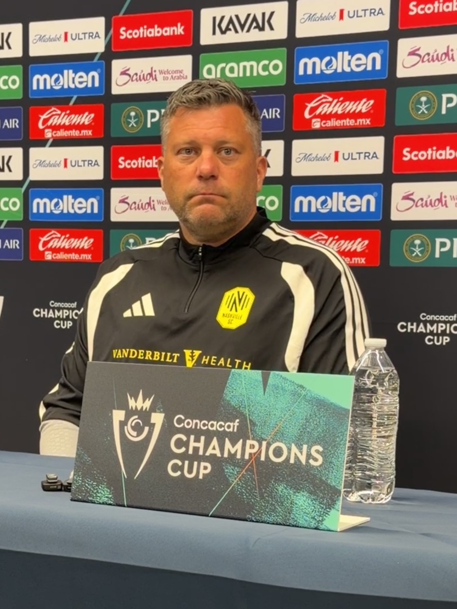 B.J. Callaghan en la conferencia de prensa de Nashville SC previa al partido de vuelta ante Atlético Ottawa en la Concacaf Champions Cup 2026 en GEODIS Park.