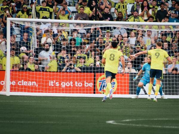Sam Surridge de Nashville SC celebra el penal convertido ante Orlando City en el GEODIS Park durante la MLS 2026