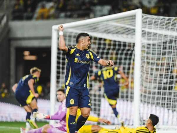 Jugador de Nashville SC celebra el gol histórico número 25,000 de la MLS ante Columbus Crew en el Lower.com Field 2026