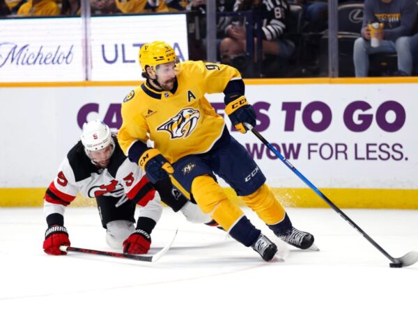 Jugador de los Predators Nashville NHL disputa el disco contra defensor de New Jersey Devils en el Bridgestone Arena