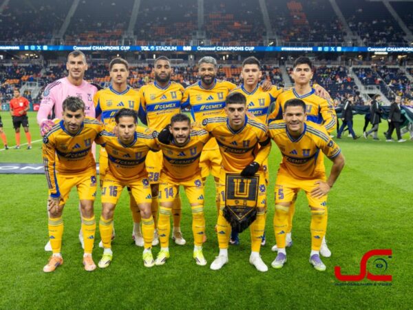 El once inicial de Tigres UANL posa en el TQL Stadium antes del partido ante FC Cincinnati en la Concacaf Champions Cup 2026