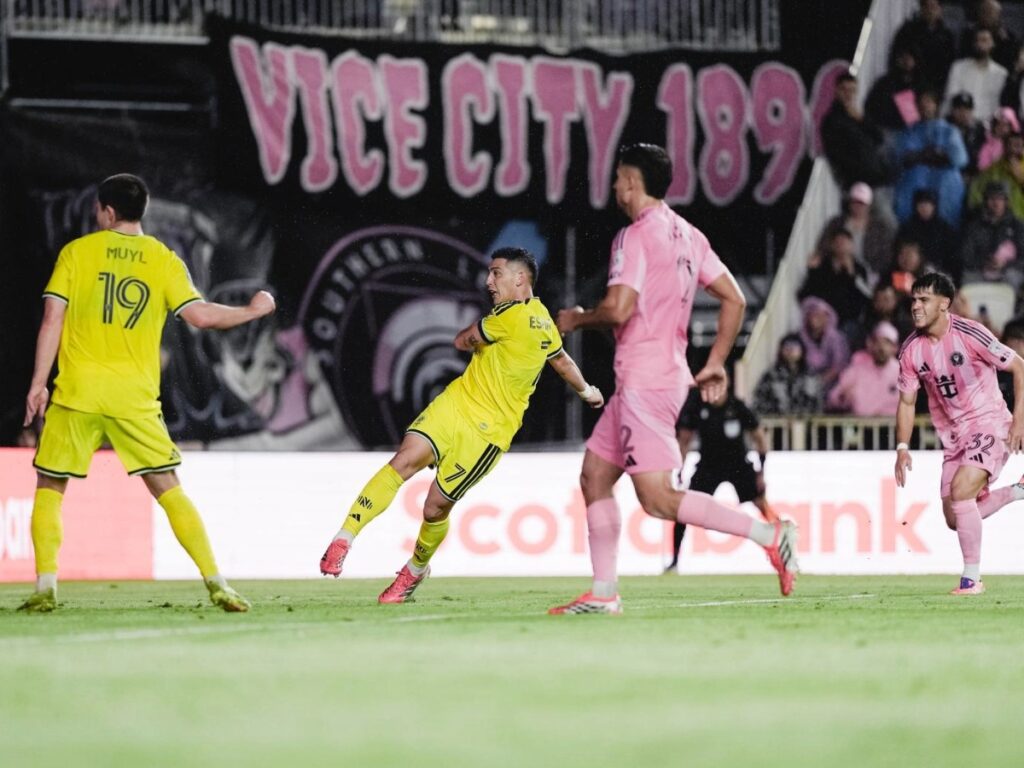 Cristian Espinoza de Nashville SC celebra el gol histórico ante Inter Miami en el Chase Stadium durante la Concacaf Champions Cup 2026