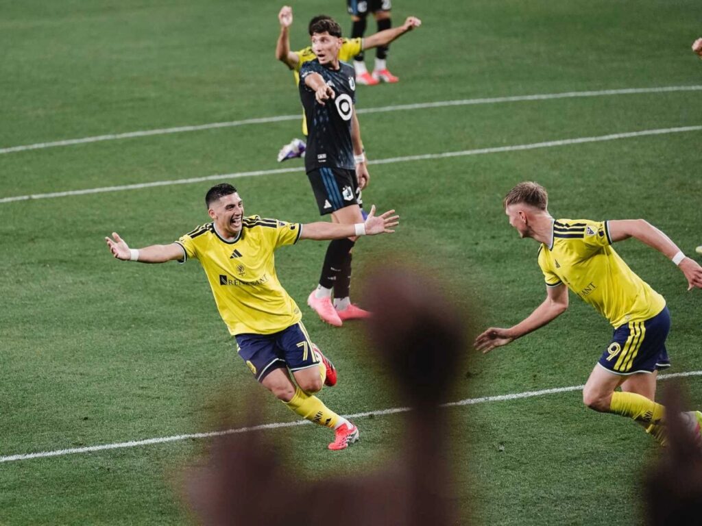 Cristian Espinoza de Nashville SC celebra su gol ante Minnesota United en GEODIS Park durante la Jornada 3 de la MLS 2026 con Sam Surridge al fondo