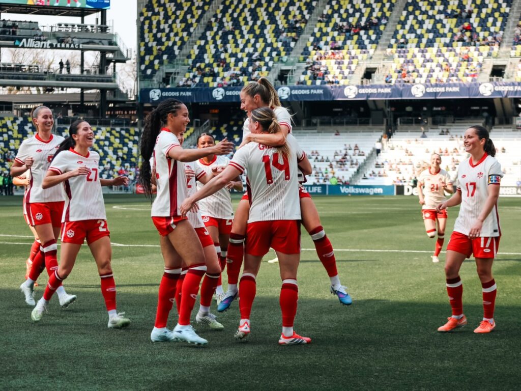 Jugadoras de la selección femenina de Canadá celebran uno de sus goles en GEODIS Park durante la goleada 4-1 sobre Colombia en la Copa SheBelieves 2026